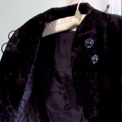 Lot 70: Vintage Ladies Black Velvet Long Sleeved Short Cape Jacket