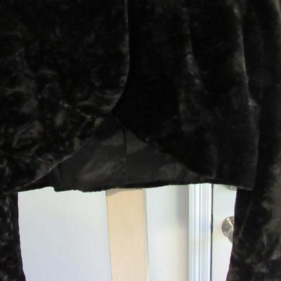 Lot 70: Vintage Ladies Black Velvet Long Sleeved Short Cape Jacket