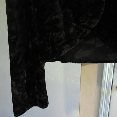Lot 70: Vintage Ladies Black Velvet Long Sleeved Short Cape Jacket
