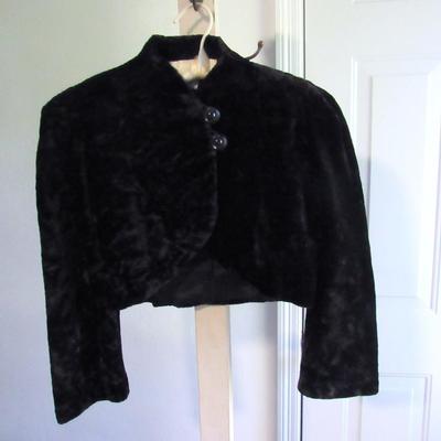 Lot 70: Vintage Ladies Black Velvet Long Sleeved Short Cape Jacket