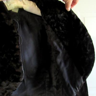 Lot 70: Vintage Ladies Black Velvet Long Sleeved Short Cape Jacket