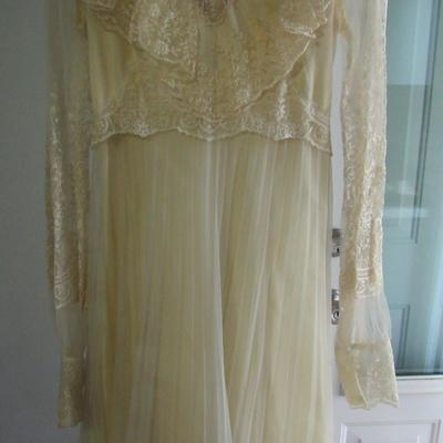 Lot 84: Vintage Wedding Dress, Lace Top, Nice Train