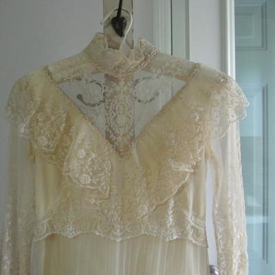 Lot 84: Vintage Wedding Dress, Lace Top, Nice Train