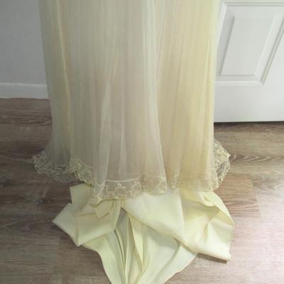 Lot 84: Vintage Wedding Dress, Lace Top, Nice Train