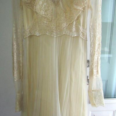 Lot 84: Vintage Wedding Dress, Lace Top, Nice Train