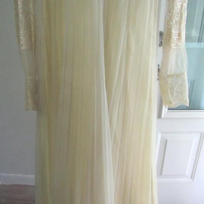 Lot 84: Vintage Wedding Dress, Lace Top, Nice Train