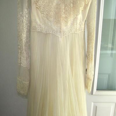 Lot 84: Vintage Wedding Dress, Lace Top, Nice Train