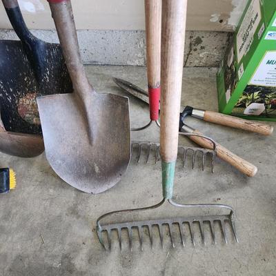 11 PCs of Yard & Garden Tools Shovel Rakes Sprayer brush broom, trimmers
