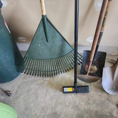 11 PCs of Yard & Garden Tools Shovel Rakes Sprayer brush broom, trimmers