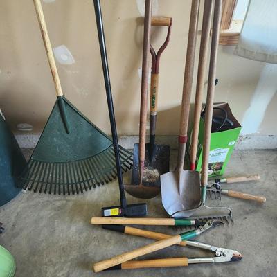 11 PCs of Yard & Garden Tools Shovel Rakes Sprayer brush broom, trimmers