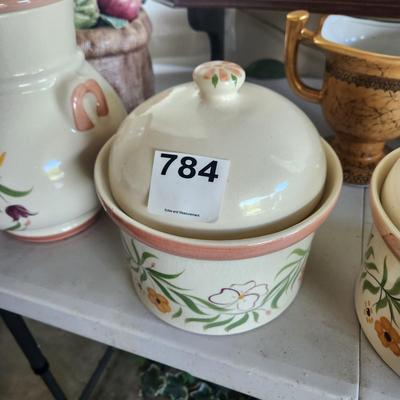 Table Lot Ethan Allen Shelf,  Canisters, Vase, DÃ©cor, Crystal