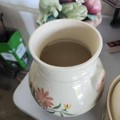 Table Lot Ethan Allen Shelf,  Canisters, Vase, DÃ©cor, Crystal