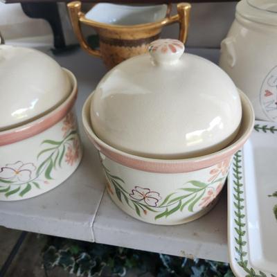 Table Lot Ethan Allen Shelf,  Canisters, Vase, DÃ©cor, Crystal