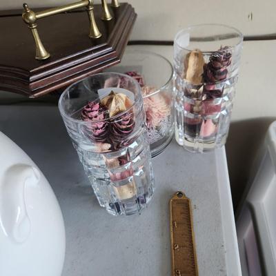Table Lot Ethan Allen Shelf,  Canisters, Vase, DÃ©cor, Crystal