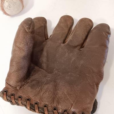 Vintage 1940's baseball glove with Antique photo of Baseball players