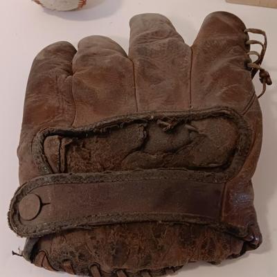 Vintage 1940's baseball glove with Antique photo of Baseball players