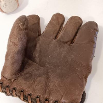 Vintage 1940's baseball glove with Antique photo of Baseball players