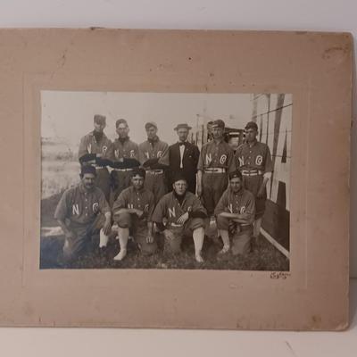 Vintage 1940's baseball glove with Antique photo of Baseball players
