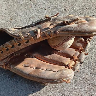 Louisville Slugger I25J Wooden baseball bat with Wilson glove and a ball