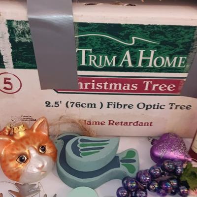 Complete 2,5-foot fiber optic Christmas tree with ornaments