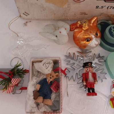 Complete 2,5-foot fiber optic Christmas tree with ornaments