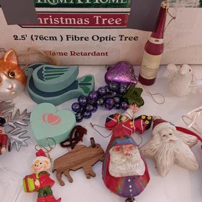 Complete 2,5-foot fiber optic Christmas tree with ornaments