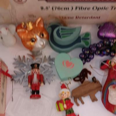 Complete 2,5-foot fiber optic Christmas tree with ornaments