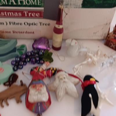 Complete 2,5-foot fiber optic Christmas tree with ornaments