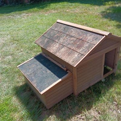Cute little chicken house needs a little TLC but sturdy and functional