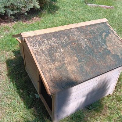 Cute little chicken house needs a little TLC but sturdy and functional