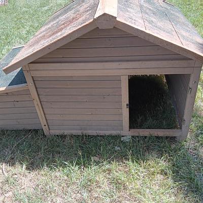 Cute little chicken house needs a little TLC but sturdy and functional