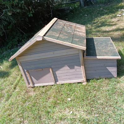 Cute little chicken house needs a little TLC but sturdy and functional