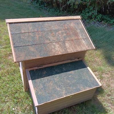 Cute little chicken house needs a little TLC but sturdy and functional