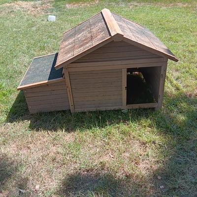 Cute little chicken house needs a little TLC but sturdy and functional