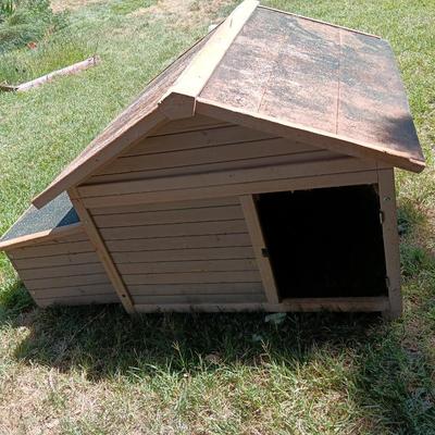 Cute little chicken house needs a little TLC but sturdy and functional