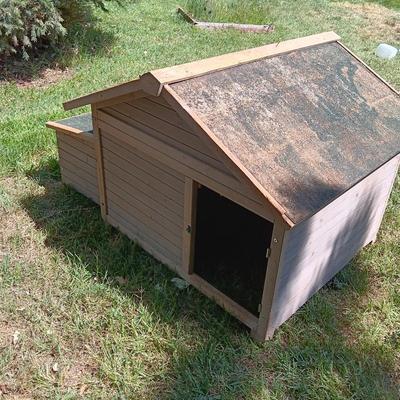 Cute little chicken house needs a little TLC but sturdy and functional