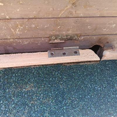 Cute little chicken house needs a little TLC but sturdy and functional