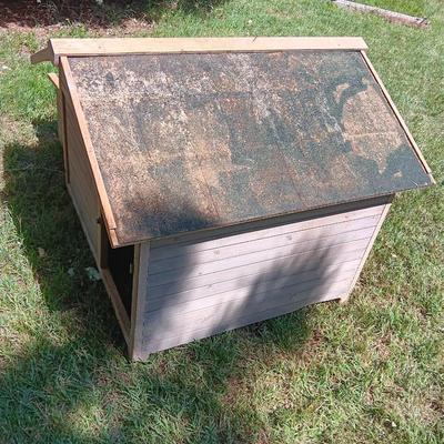 Cute little chicken house needs a little TLC but sturdy and functional