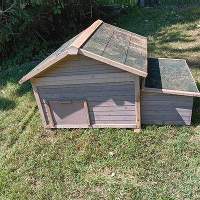 Cute little chicken house needs a little TLC but sturdy and functional