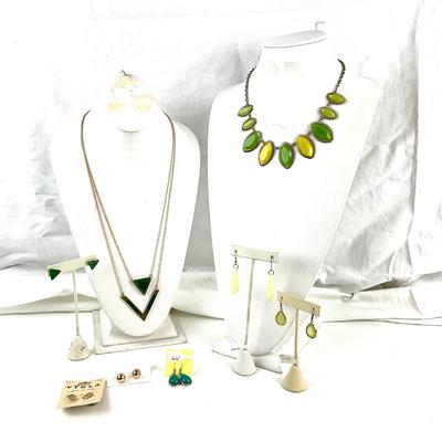 441 Green and gold Jewelry Lot
