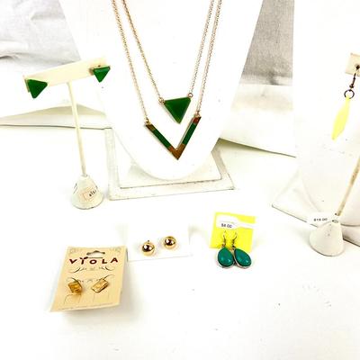 441 Green and gold Jewelry Lot