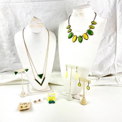 441 Green and gold Jewelry Lot