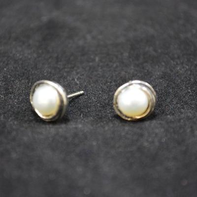 925 Sterling and Cultured Pearl Earrings 2.5g