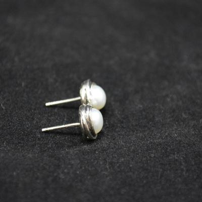 925 Sterling and Cultured Pearl Earrings 2.5g