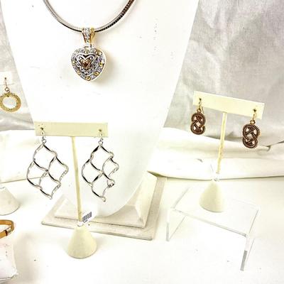 447 Carpe Diem Necklace, Earrings, Bracelet Lot