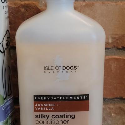 Pet Shampoo & Conditioner and 2 Brushes