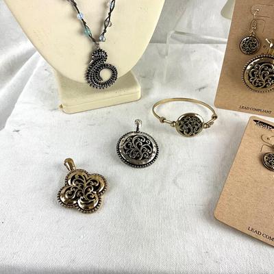 478 Beaded Seahorse Necklace with Black and Gold/Silver Jewelry Sets and Bracelet