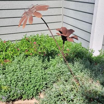 Metal Flower Bird Feeder