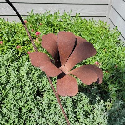 Metal Flower Bird Feeder
