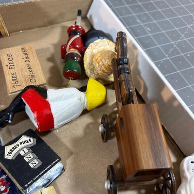 Lot of Miniatures; figurines and such